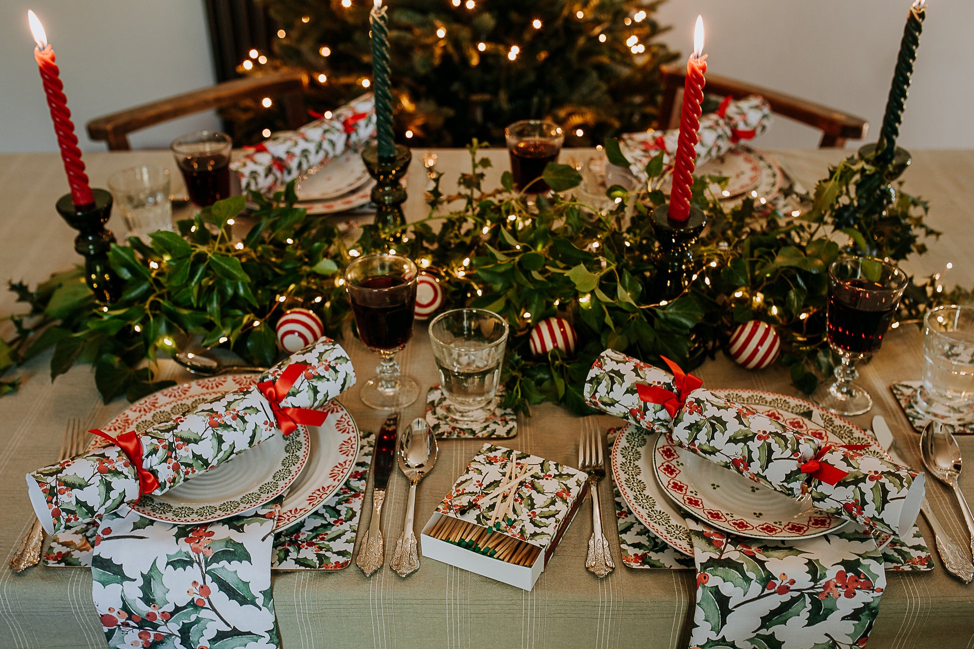 luxury christmas crackers holly 